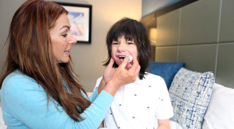 Billy Caldwell tomando aceite de CBD para Epilepsia