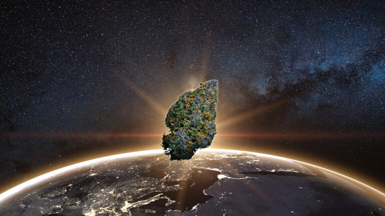 Mandan marihuana al espacio