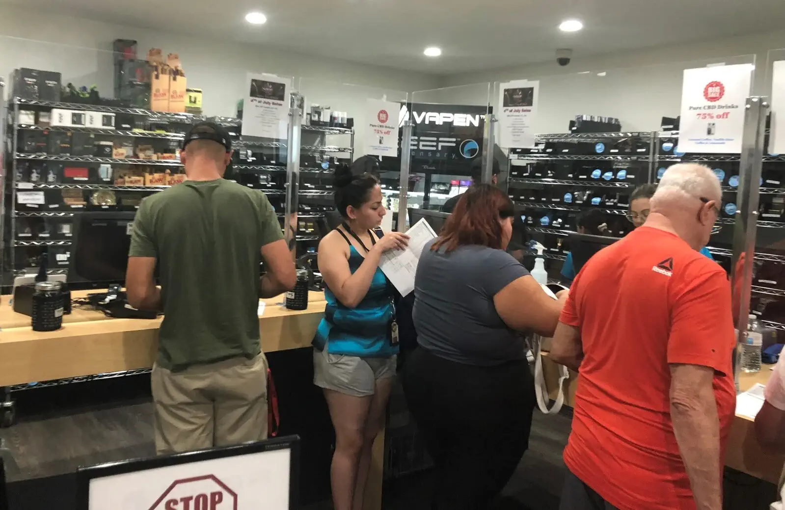 Interior de un dispensario de cannabis en Queen Creek, Arizona
